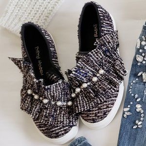 Dirty Laundry. Multicolor-Blue/Gold/White Size 9 Shoe . Excellent Condition.